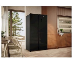 Slika 2 izdelka: Ameriški hladilnik Electrolux EAT6ME53E0, črno steklo